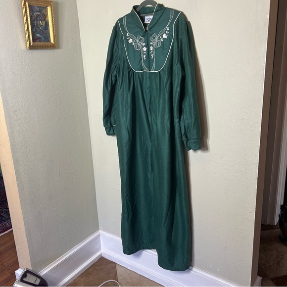 Vintage Castle Harbor House Dress or Nightgown Size Large - Picture 2 of 8